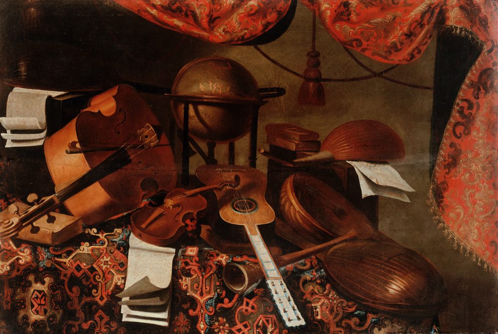 Il quadro di Bartolomeo Bettera rappresenta strumenti musicali diversi poggiati su un tavolo ricoperto da un tappeto fantasia, con un mappamondo sullo sfondo e alcuni spartiti sparsi tra gli strumenti.