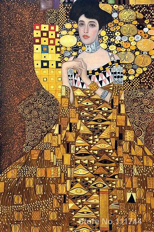 Donna ritratta in uno splendente abito fatto di un groviglio di figure dorate, appoggiata a una poltrona fatta dello stesso materiale.